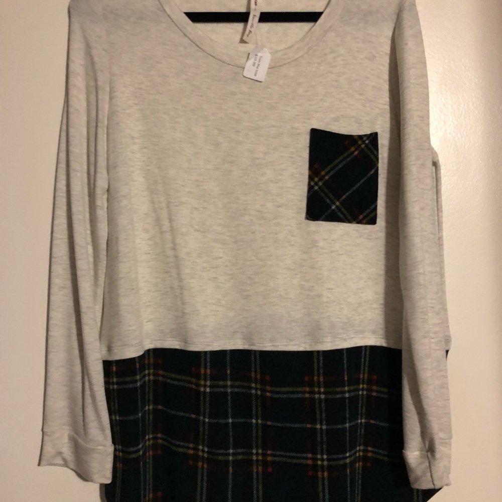 Super soft shirt with flannel accents!!
